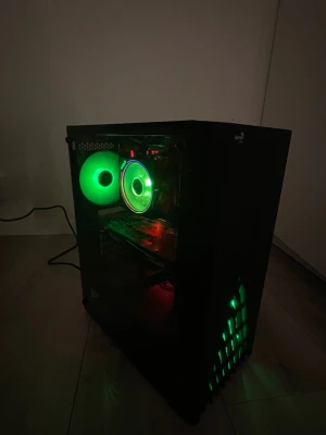 Svart stationär gamingdator med RGB - Säljer en svart stationär dator med glasfönster och grön RGB-belysning på fläktarna och fronten. Chassit är i metall och glas, med modern design och tydlig insyn till komponenterna. Perfekt för gaming eller kreativa projekt där du vill ha stilren setup.