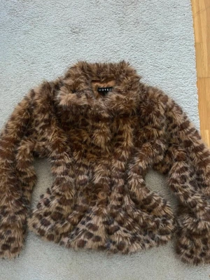 Leopardmönstrad pälsjacka från Motel Rocks - I mycket bra skick, använt några gånger, inga defekter. 100% polyester 