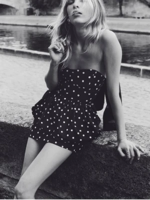 Svart prickig  klänning - Svart prickig bandeau-klänning från H&M. Lånade bilder 💗