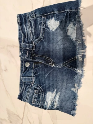 Skirt - Selger dette super søte skjørtet fra Gina tricot i str xxs +14🤍Selger det siden det passer meg ikke lenger og er veldig ment brukt🫶🏼