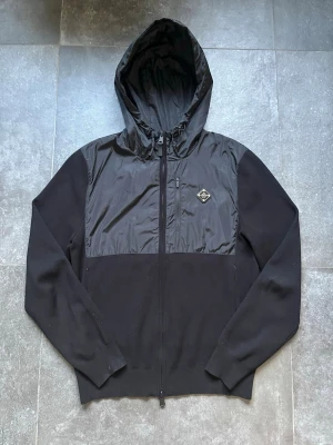 J.Lindberg cardigan  - Tjena, säljer nu denna riktigt snygga och populära J.lindberg cardiganen, den är mycket bra skick, inga skador, storlek S, modellen på bilden är 180 cm och väger 64 kg, hör av er vid frågor och funderingar🙌🤝 