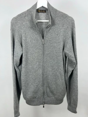 Loro Piana Cashmere Sweater | M - Exklusiv full-zip från Loro Piana i 100% kashmir😁| Tillverkad i Italien i det finaste kashmirmaterialet | Size: 48/M | Defekter: Nej, toppenskick | Nypris ca 30000:- | Modellen är 175 cm och väger 70 kg | Tveka inte att kontakta mig vid frågor😁