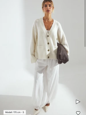 Vit oversized kofta med knappar - Jätte fin vit kofta från nakd💕säljer pga har den i 2 andra färger💕