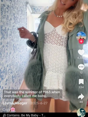 Vit spetsklänning med volang - Snygg vit kortklänning med spetsdetaljer och volang nertill. Klänningen är ärmlös och har en v-ringad front. Perfekt för sommarens alla tillfällen och ger en fräsch look. Kombinera med sneakers eller sandaler för en trendig stil.