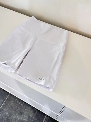 ALO biker shorts 6” white  - Storlek XS/34. Aldrig använda, bara legat på hyllan. 400kr ink frakt. 🤗