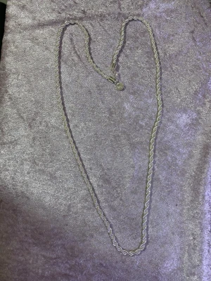 925 silver lång halsband - Halsbandet har en stilren och tidlös design som passar till många olika looks. Längden är cirka 72 cm. Perfekt accessoar för att lyfta din outfit. Stämplat 