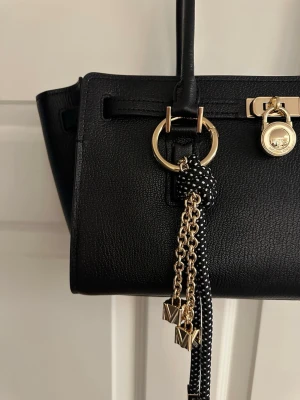 Assessoar från Michael kors - Ett hänge till tex väska från Michael kors