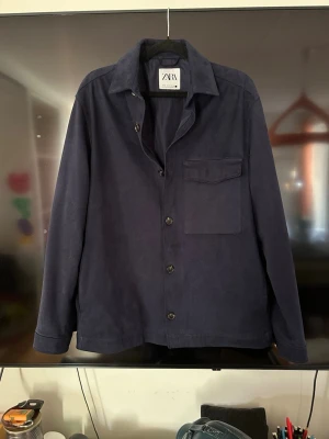 Mocka Overshirt - Skön marinblå mocka overshirt i bra skick, perfekt nu till hösten!