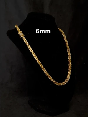 Kejsarlänk Halsaband 14K Guldplätering Diamantlås 6mm - Exklusiv kejsarlänk i 14K guldplätering! Utrustad med ett exklusivt diamant kistlås och stämpel 14K för en exklusiv känsla och look! Låset har hand-set VVS-D CZ stenar på! Storlek 6mm bredd och 60cm längd. Vikt ca 90g+