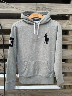 Ralph Lauren Hoodie - Säljer denna asfeta Rapl lauren hoodie i väldigt fint skick. Kommer inte till någon andvändning längre. Sällsynt och eftertraktad modell och hör av dig vid funderingar!