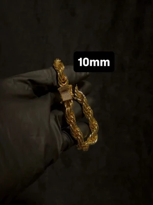 Cordell Armband 14K Guldplätering Diamantlås 6mm - Exklusiv cordell länk i 14K guldplätering! Utrustad med ett exklusivt diamant kistlås och stämpel 14K för en exklusiv känsla och look! Låset har hand-set VVS-D CZ stenar på! Storlek 10mm bredd och 22cm längd. Vikt ca 50g+