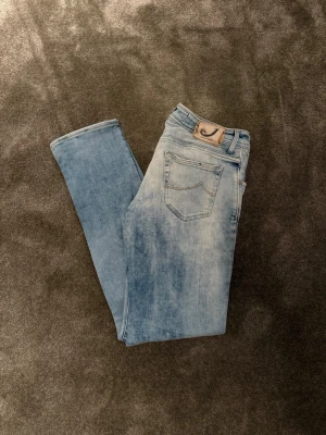 Jacob Cohën Jeans  - Säljer nu dessa otroligt snygga Jacob Cohën jeans! Ljusare blå variant med en perfekt tvätt inför våren/sommaren!☀️Modell 662. Strl: W32 Skick: 9/10. Nypris ca 5500kr. Pris går alltid att diskutera vid snabb affär!💸✈️