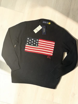 Ralph Lauren The Iconic Flag - Snygg Ralph Lauren Tröja Med Amerikanska Flaggan i Mitten | Nytt Skick 10/10 | MörkBlå Färg | Perfekt för våren | Storlek S | Ställ gärna frågor vid fundering!