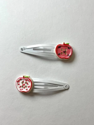 Y2k äpple hårklämmor  - Äpple hårklämmor 🍎 kommer fint inpackat med gåvor