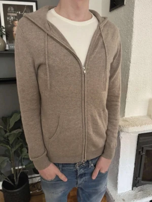 John Henric kashmir zip  - Tja, säljer nu min kashmir hoodie från John henric, 100% kashmir. Storlek M. Fint skick utöver litet hål på höger ärm, men syns ej vid användning! nypris ca 3000kr. Kan släppas billigare vid snabb o smidig affär! // Ville