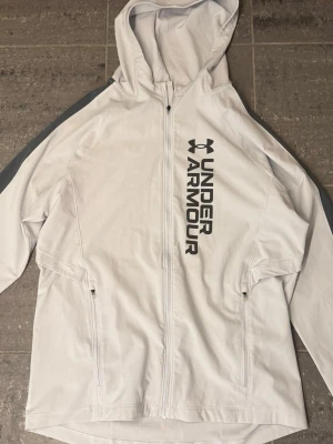 Under Armour jacka  - Storlek M passar mer S. Endast använd några gånger, skicket är väldigt bra inga skador eller liknande. Denna modell säljs inte längre. Endast snabba affärer‼️