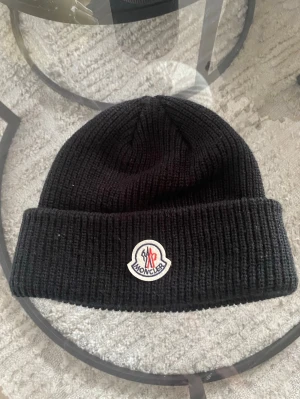 Mössa  - Säljer en svart moncler mössa, hör av dig vid frågor!