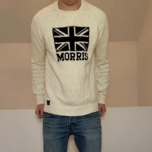 Vit Morris Storbritannien tröja - Säljer en sjukt fet begie tröja från Morris med Storbritannien flagga på framsidan. Tröjan är i strl L och sitter som en M. Tröjan är även i bra skick och hör gärna av er vid frågor elr funderingar!!           