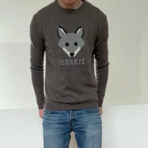Morris ulltröja - En brun ulltröja ifrån Morris. Tröjan är väldigt sällsynt och är i materialet Ull. Den sitter i strl M och är i mycke bra skick och hör gärna av er vid frågor elr funderingar!!