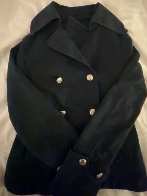 Kappa - En väldigt snygg,mörkblå och  stylish kappa, passar perfekt nu inför våren. Något tajtare, så skulle säga att XS är den största storleken som kan ha denna kappa! Säljer pga av för liten storlek💓 Köpt från vinted men aldrig använd då jag fick hem den för några dar sen.