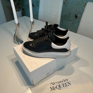 Alexander Mcqueen Skor - Svarta Alexander Mcqueen skor i storlek 42 (sitter som 43). Skorna är i använt skick men har fortfarande mycket kvar att ge! 