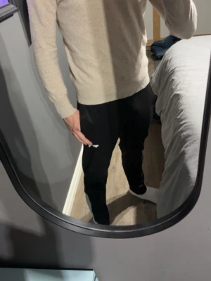 Beige stickad tröja från Sayless - Snygg beige stickad tröja med rund hals och långa ärmar. Tröjan har en klassisk passform och är perfekt för lager-på-lager. Ganska liten i storleken. Enkel och stilren design som passar till det mesta.