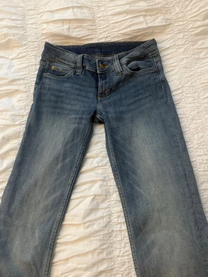 Weekday jeans  - Sjukt snygga Weekday jeans från Cheap Monday som tyvärr inte kommer till användning. Inga defekter och i väldigt fint skick 💓 De är även uppsprättade vid foten.  Storlek: W27 L30