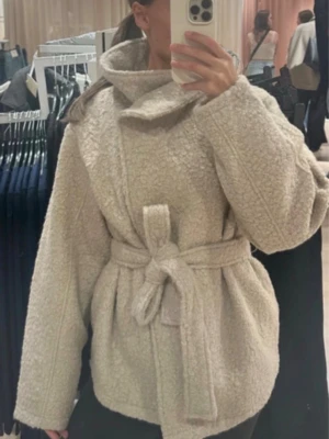 beige jacka  - Sbeige teddyjacka från Gina Tricot 🤍 krage och knytskärp i midjan. jättefint skick! 🤍 Perfekt för höst, vinter & vår! (Postar direkt) #ginatricot #kappa #beigekappa  #teddykappa #höstkappa #vinterkappa #damkappa #bälteskappa #mysigkappa #neutralstil #minimalistisk #basgarderob #trendigt #coat #beigecoat #woolcoat #teddycoat #wintercoat #fallcoat #womenscoat #beltedcoat #neutralfashion #minimalstyle #scandinavianstyle 