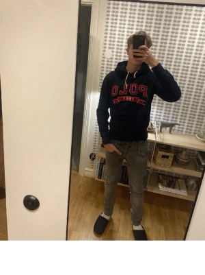 Ralph lauren hoodie - Riktigt schysst ralph lauren hoodie Storlek S) personpå bild är 182 och är för liten, (fläcken finns inte, skicket är 9-10/10) skriv vid info!