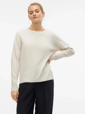 Krämvit stickad tröja från Vero Moda  - En enkel och stilren krämvit stickad tröja från Vero Moda med rund halsringning och långa ärmar. Tröjan har ribbade muddar vid ärmslut och nederkant, och är gjord i ett mjukt material som passar perfekt till lager på lager.