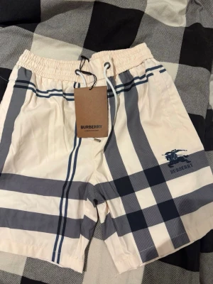Burberry shorts  - Säljer dessa då de är för små på mig. Fraktar runt hela Sverige 
