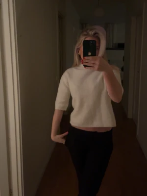 Vit croppad topp med halvärm - Jätte fin trekvartärmad tröja ifrån ginas 14+ avdelning!! Jag bär xs/s och den passar mig galant!! Nyskick