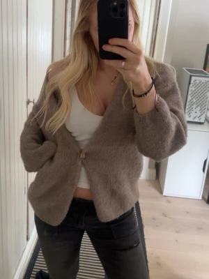 Stickad kofta Lindex  - Säljer en stickad beige/brun kofta från Lindex 💗 Den är använd typ två gånger så inte alls nopprig och ingen skada . Skitsnygg och mysig och passar till allt!! Storlek M/L men passar mig som brukar ha S/M Egenltigen 💗