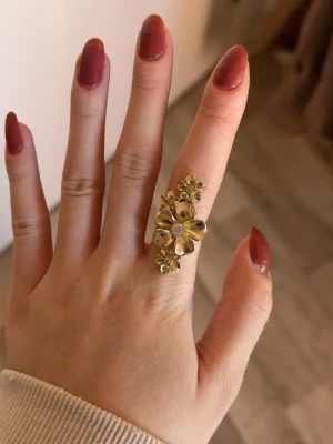 IOAKU La fleur multi ring - Säljer denna justerbara IOAKU ring med blommor, endast använd 2 gånger. Inga slitage. Köpt för 599 kr i deras egna butik💕