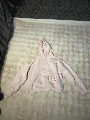 Hoodie  - Säljer en hoodie från Lager 157 i storlek xs, den är knappt använd, men i fint skick 🥰nypris 200  mitt pris 20kr men pris kan såklart diskuteras🥰