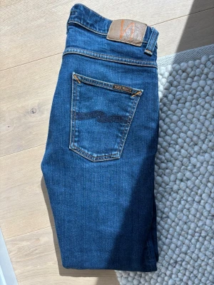 Nudie jeans blå - Ett par riktigt härliga nudie jeans i storlek 32/32. Skulle däremot säga att de passar på de som har 31 i W.