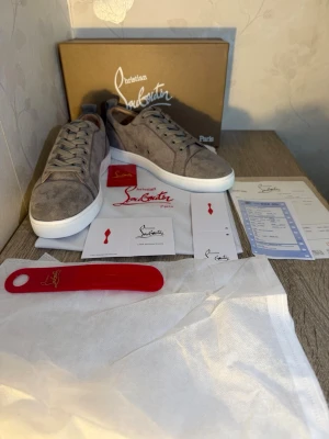 Gråa sneakers  - Helt oanvända sneakers! Säljer dem för att dem var för små, fråga gärna om fler bilder! Priset kan diskuteras 