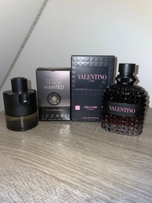 Azzaro The Most Wanted EdT 50ml - Valentino för 800kr och Azzoro för 400kr. Båda för 1100. Azzaro The Most Wanted Eau de Toilette Intense är en maskulin parfym i en elegant svart flaska med metallisk detalj. Doften kommer i 50 ml sprayflaska och har en modern, djup och intensiv karaktär. Förpackningen är stilren i svart och guld med grafiska detaljer. Och valentino Born In Roma Intense 100ml. Valentino är fylld upp till sträcket och Azzoro är helt fylld och aldrig använd. Jag säljer dom för att dom aldrig används. 