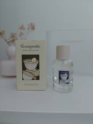 The body tale teamomile  -  Top Note: Almond  Middle Notes: Chamomile, Jasmine, Musk  Base Notes: Cedar, Vanilla, Sandalwood
