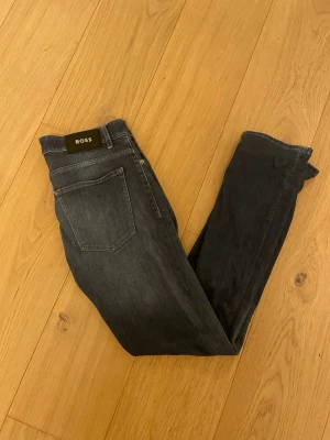 Mörkblå jeans BOSS Delaware - Mörkblå boss jeans slim fit/delaware i storlek 33/32. Inga defekter på jeansen. Nypris 1600. Hör av dig vid frågor eller funderingar.