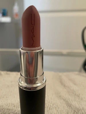 Mac läppstift - Mac, färg 835, modesty, knappt använd, endast testad. 