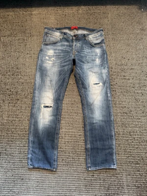 Jack & Jones jeans - Fina jeans från Jack & Jones! modellen är slim fit Glenn och storleken är 36/34! de är en otrolig wash, med fina slitningar, det har varit ett slitage vid skrev vilket har igensytts, kolla bild 5. annars är de i otroligt skick! PM för mer information ifall ni vill ha det! 