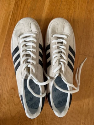 Adidas beige sneakers med svarta ränder - Helt nya adidas beige sneakers med svarta ränder 