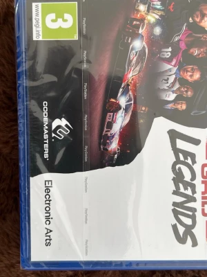 GRID Legends PS4 spel - GRID Legends till PS4 är ett racingspel från Electronic Arts och Codemasters. Omslaget är färgstarkt med bilar och förare i fokus. Spelet levereras i ett blått plastfodral och har PEGI 3-märkning. Perfekt för dig som gillar motorsport och actionfyllda race.