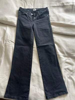 Lager 157 jeans - 90s boot jeans från lager 157 med low/mid waist, endast använda fåtal gånger. Fint skick utan defekter. Storlek S Short med nypris 400. 