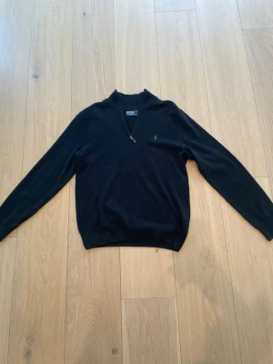 Svart halvzip-tröja från Polo Ralph Lauren - Säljer en polo Ralph lauren halfzip i merinoull. Tröjan är i mycket bra skick och är endast använd ett fåtal gånger. Nypris 2600 kr.