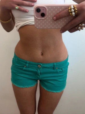 Lågmidjade turkosa shorts  - Såå fina turkosa lågmidjade vintage jeansshorts! midjemått rakt över:39,5.  Jag är 168 och det är mina bilder, köp via köp nu direkt eller Swish, kvar tills markerad som såld 💖 