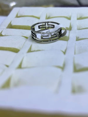 Silverfärgad ring med grafiskt mönster - Snygg silverfärgad ring i rostfritt stål med ett grafiskt, utskuret mönster runt hela ringen. Modern och stilren design som passar perfekt för dig som gillar minimalistiska accessoarer. Stlk kvar 17-21 , finns guld färg kvar , 75kr/st , samma frakt 