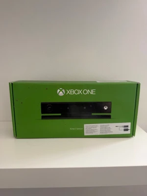 Xbox One Kinect Sensor - Xbox One Kinect Sensor i svart plast med slimmad, rektangulär form. Används för rörelsekontroll och röststyrning till Xbox One. Levereras i original grön kartong med kabel. Perfekt för dig som vill ta gamingupplevelsen till nästa nivå. Använd men i gott skick.