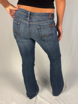 7 for all mankind Jeans - 7 for all mankind Jeans | Size: 29 | Superfint skick!  Uppsydda 2cm | Jag är 168cm lång och väger 60kg | Mått: Ytterbenslängd: 101cm. Midjebredd: 42cm. Lårbredd: 26cm. Fotöppning: 22cm. Kontakta mig vid fler frågor eller funderingar!💕